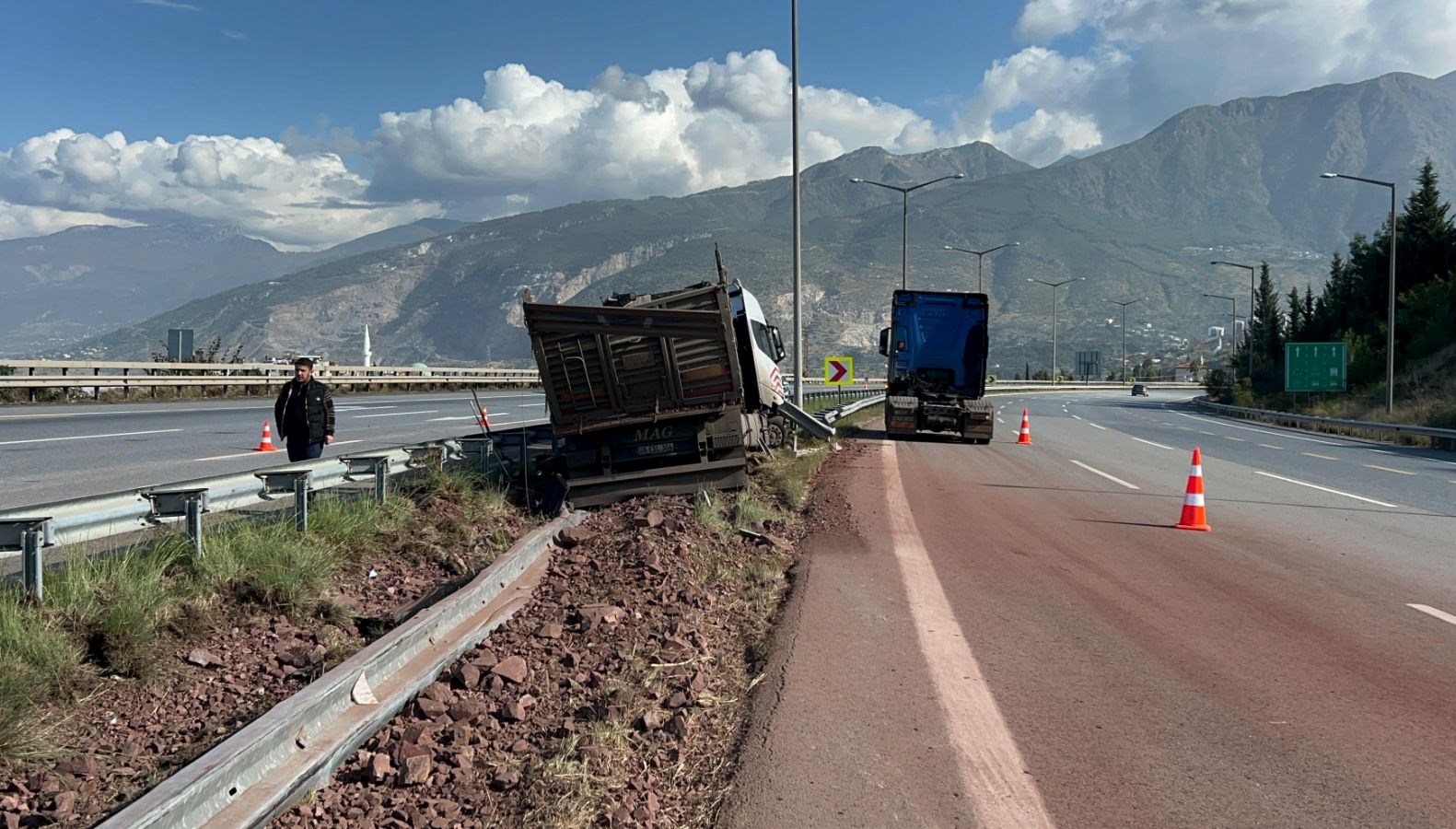 Hatay’da bariyere çarpan kamyon sürücüsü yaralandı